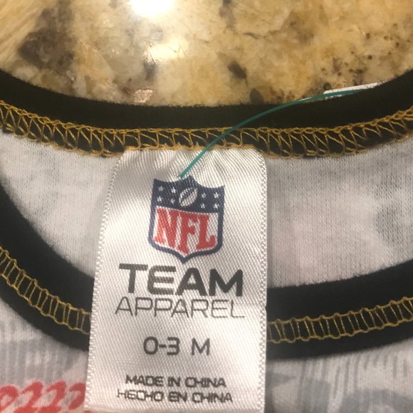 NFL Team Apparel, Pittsburg Steelers One Piece sz 0-3 M with matching Black sock - Picture 3 of 3